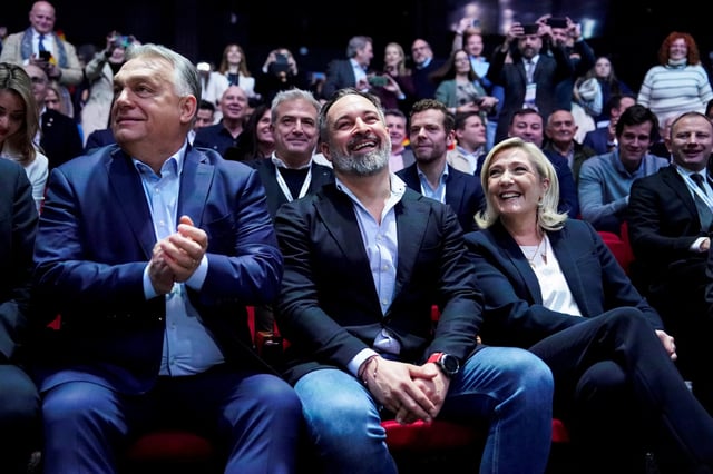 Le premier ministre hongrois Viktor Orban, le leader espagnol de Vox Santiago Abascal et Marine Le Pen au rassemblement à Madrid, ce samedi 8 février.