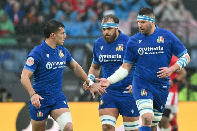 Tommaso Allan, le buteur italien, félicite Sebastian Negri.