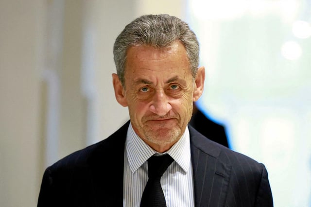 Condamné, Nicolas Sarkozy met ses activités d'ancien président « entre parenthèses ».
