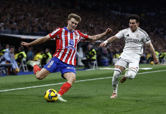 Soccer Football - LaLiga - Real Madrid v Atletico Madrid - Santiago Bernabeu, Madrid, Spain - February 8, 2025 Atletico Madrid's Pablo Barrios in action with Real Madrid's Fran Garcia REUTERS/Juan Medina