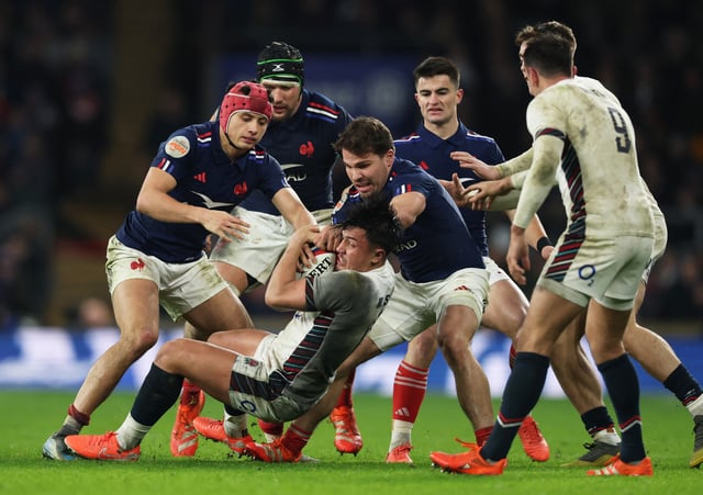 Marcus Smith, pris par Bielle-Biarrey et Dupont.