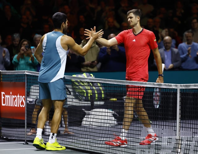 Tennis - ATP 500 - Rotterdam Open - Rotterdam Ahoy, Rotterdam, Netherlands - February 8, 2025 Spain's Carlos Alcaraz shakes hands with Poland's Hubert Hurkacz after after winning his semi final match REUTERS/Piroschka Van De Wouw