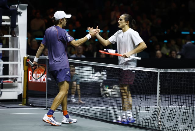 Tennis - ATP 500 - Rotterdam Open - Rotterdam Ahoy, Rotterdam, Netherlands - February 8, 2025 Australia's Alex de Minaur and Italy's Mattia Bellucci shake hands after their semi final match REUTERS/Piroschka Van De Wouw