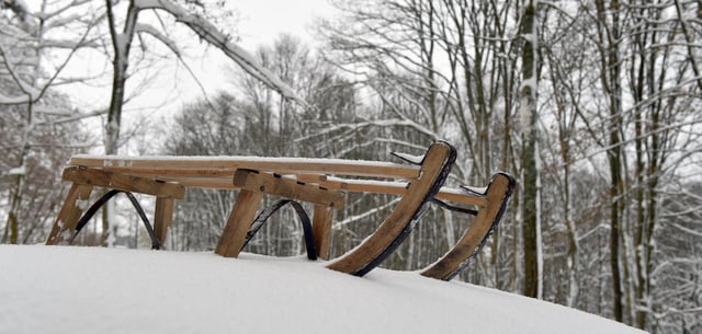 Ein Holzschlitten liegt im Schnee (Archivbild)