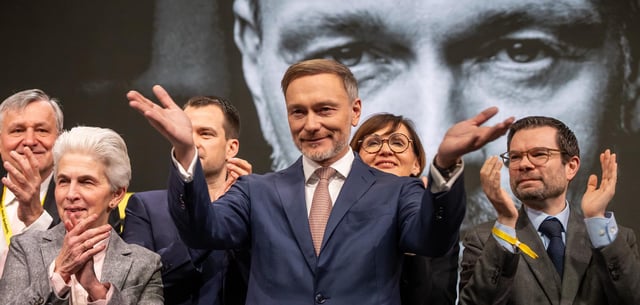 Kämpferische Stimmung angesichts mieser Umfragewerte: FDP-Chef Christian Lindner (M.) mit Präsidiumsmitgliedern auf der Bühne