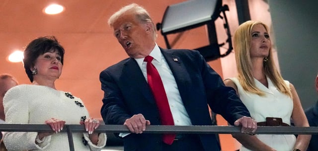 US-Präsident Donald Trump mit seiner Tochter Ivanka (r.) und Milliardärin Gayle Benson, die ihn zum Super Bowl eingeladen hatte