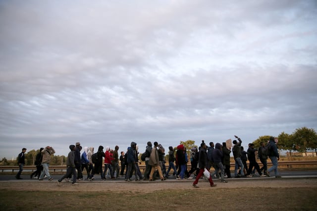 Photo d’illustration de migrants sur une autoroute à Calais, en 2015.