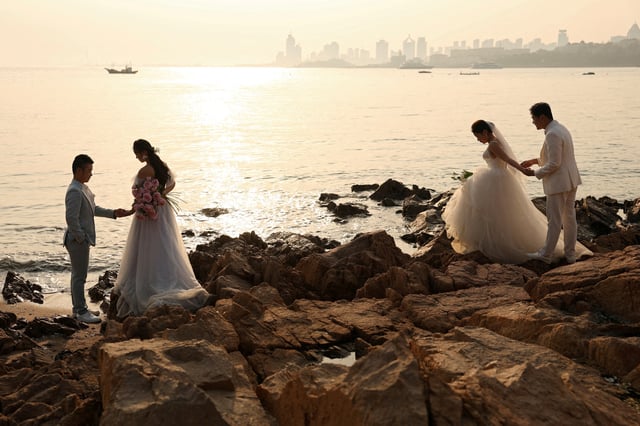 Couples take part in their pre-wedding photoshoots by the sea in Qingdao, Shandong province, China April 21, 2024. REUTERS/Florence Lo/File Photo