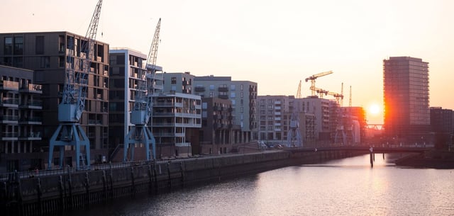 Mit dem Hamburg-Standard soll der Wohnungsbau nun schneller und einfacher geschehen, wie hier in der Hafencity, wo in der Ferne Baukräne zu sehen sind.