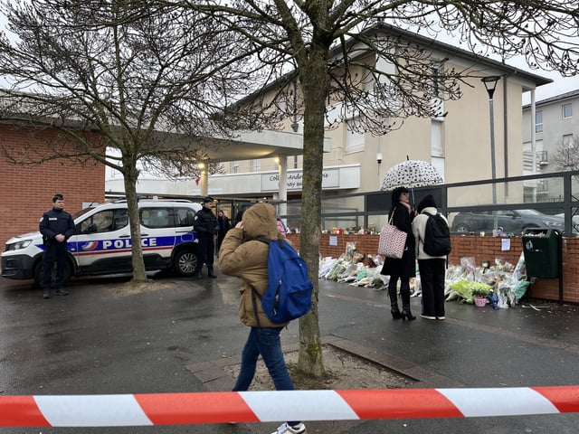 La police est présente devant le collège André-Maurois lundi matin, deux jours après la découverte du corps de Louise, 11 ans, dans le bois voisin.
