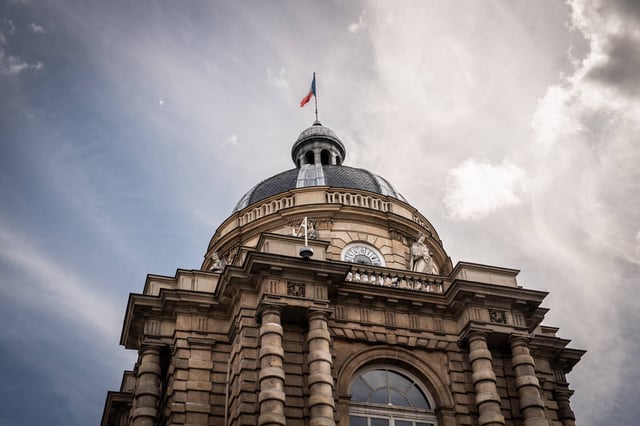 Des images montrent notamment un parlementaire en train de se rhabiller dans un bureau du Sénat.