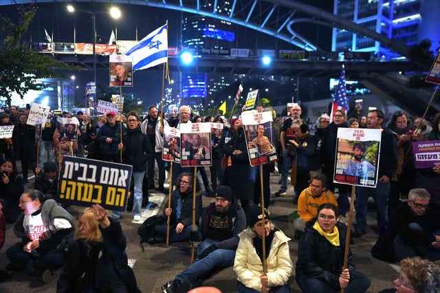 Angehörige der Geiseln demonstrieren in Tel Aviv