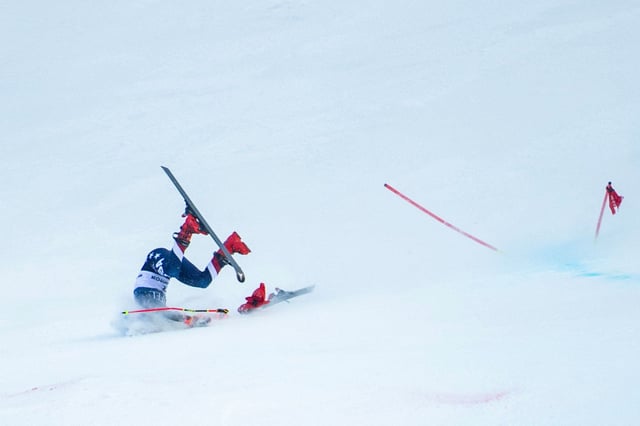 Mikaela Shiffrin crashes in the giant slalom in Killington, Vermont, on November 30, 2024.