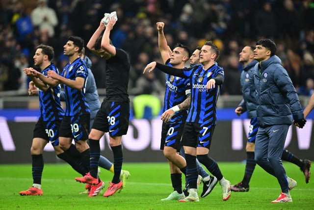 Soccer Football - Serie A - Inter Milan v Fiorentina - San Siro, Milan, Italy - February 10, 2025 Inter Milan's Lautaro Martinez and Piotr Zielinski with teammates celebrate after the match REUTERS/Daniele Mascolo