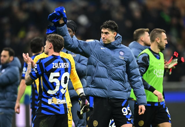Soccer Football - Serie A - Inter Milan v Fiorentina - San Siro, Milan, Italy - February 10, 2025 Inter Milan's Alessandro Bastoni with teammates celebrate after the match REUTERS/Daniele Mascolo