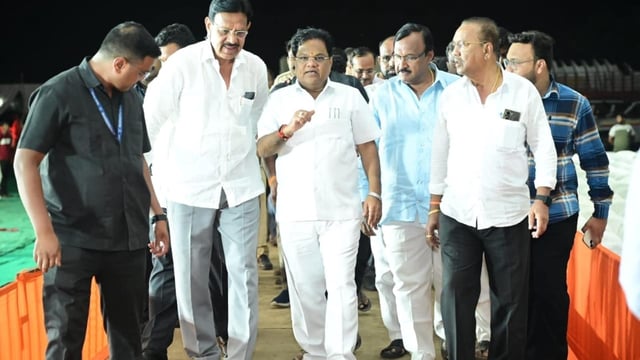 File Photo: Ex-Maharashtra minister Tanaji Sawant (middle)