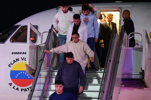 Les ressortissants vénézuéliens ont atterri à l’aéroport de Maiquetia, au nord de Caracas.