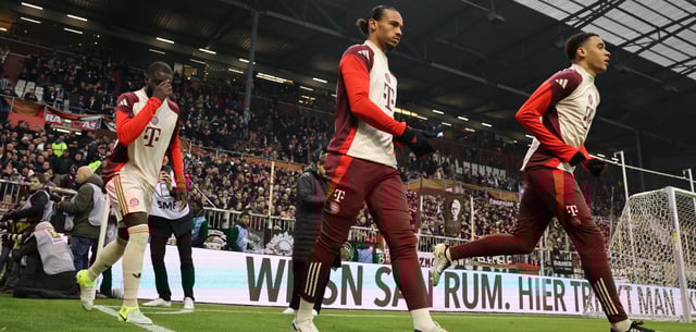 Zu spät dran: Dayot Upamecano, Leroy Sané und Jamal Musiala (v.l.) vom FC Bayern