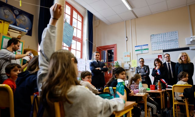 Visite gouvernementale en 2023 d'une école parisienne dotée d'un dispositif d'accueil pour les élèves autistes.