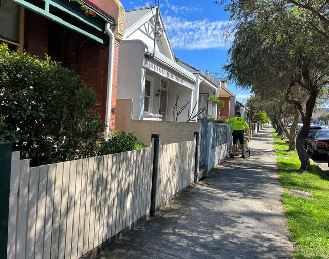 A post office worker delivers mail to townhouses in Leichhardt, Sydney. August 29, 2023. REUTERS/Stella Qiu/File Photo