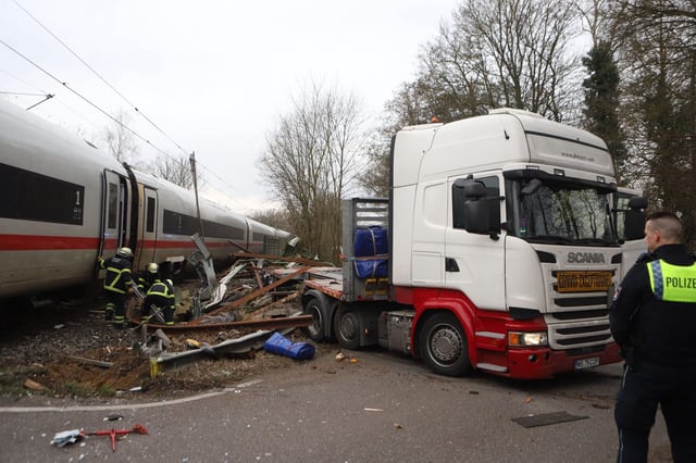 Bei dem Unfall zwischen dem ICE und dem Sattelschlepper ist ein Mensch gestorben