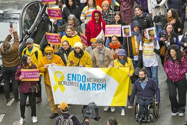 Des manifestants à Paris lors d'une marche contre l'endométriose, le 23 mars 2024.
