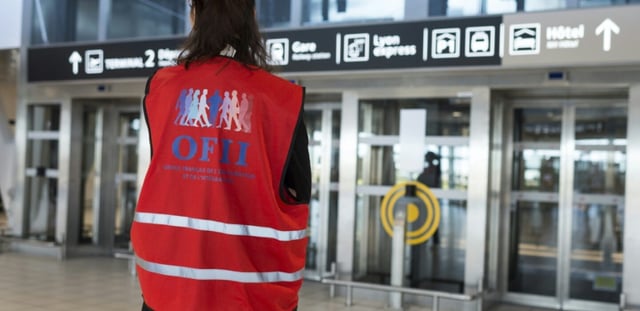 Une volontaire de l'Office français de l'immigration et de l'intégration (Ofii) à l'aéroport international Saint-Exupéry de Colombier-Saugnieu, près de Lyon, le 18 octobre 2017