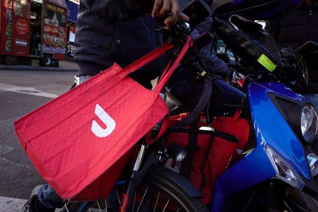 A Doordash delivery bag is seen in Brooklyn, New York City, U.S., May 9, 2022. REUTERS/Andrew Kelly/File Photo
