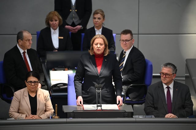 Bundestagspräsidentin Bärbel Bas (SPD) spricht Gedenkworte zum Tod des Abgeordneten Erwin Rüddel