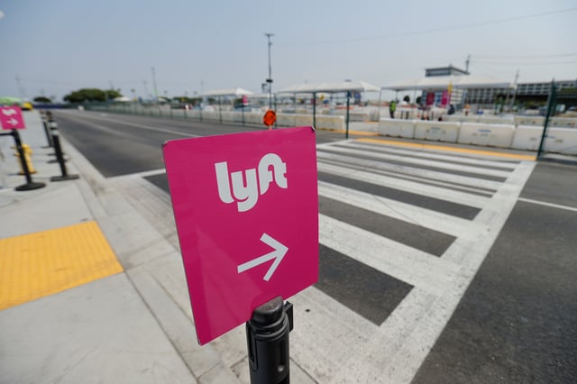An empty Lyft pick-up area is shown in Los Angeles, California, U.S., August 20, 2020. REUTERS/Mike Blake/File Photo