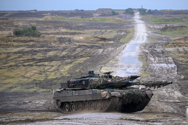 A Leopard 2 A6 main battle tank carries out manoeuvres during a visit by German Defence Minister Boris Pistorius to the Bundeswehr&#39;s Panzerbataillon 203 tank squadron on February 1, 2023 in Augustdorf, Germany
