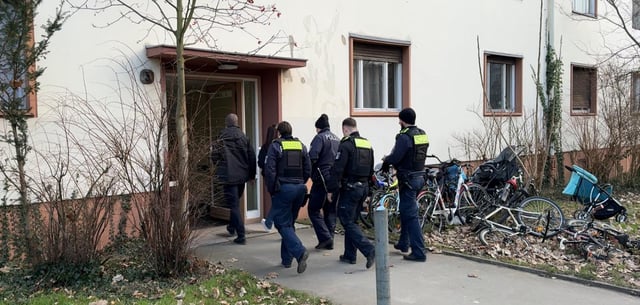 In einer Gemeinschaftsunterkunft für Flüchtlinge in Berlin-Marienfelde ist ein toter Mann entdeckt worden