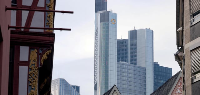 Blick zum Gebäude der Commerzbank in Frankfurt am Main