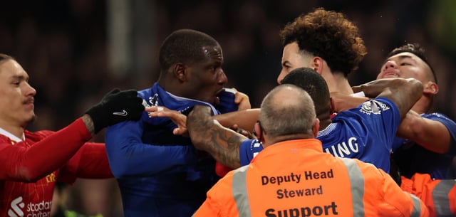 Abdoulaye Doucoure von Everton streitet sich mit Curtis Jones von Liverpool