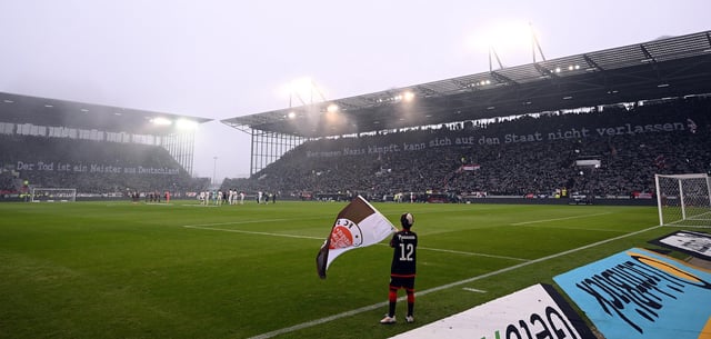 Vor den Heimspielen des FC St. Pauli erklingt im Stadion die Hymne „Das Herz von St. Pauli“. Wegen des Texters gibt es nun eine Debatte