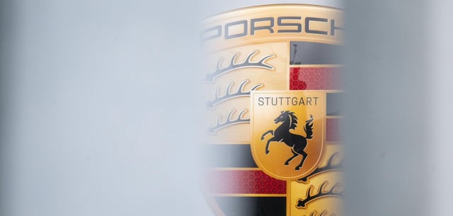 Porsche-Logo am Stammwerk in Zuffenhausen