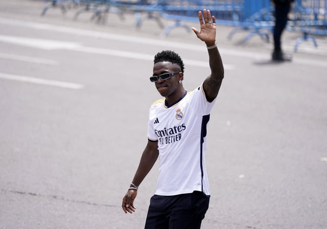 Soccer Football - LaLiga - Real Madrid Celebrate Winning LaLiga - Cibeles Fountain, Madrid, Spain - May 12, 2024 Real Madrid's Vinicius Jr waves to the fans during the celebration REUTERS/Ana Beltran/File Photo