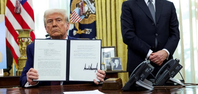 Trump bei der Unterzeichnung des Dekrets zur Verhängung neuer Zölle