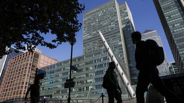 JP Morgan is trying to increase desk space to accommodate all 14,000 staff at its UK headquarters in Canary Wharf