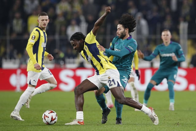 Soccer Football - Europa League - Knockout Phase Playoff - First Leg - Fenerbahce v Anderlecht - Sukru Saracoglu Stadium, Istanbul, Turkey - February 13, 2025 Fenerbahce's Bright Osayi-Samuel in action with Anderlecht's Cesar Huerta REUTERS/Dilara Senkaya