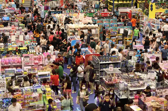 Shoppers browse merchandise in a shopping mall on Orchard Road, in Singapore December 23, 2022. REUTERS/Isabel Kua/File Photo