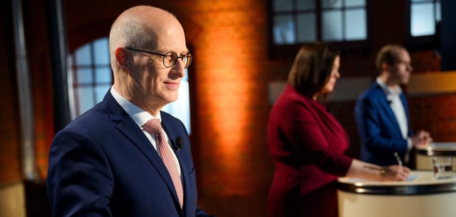 Hamburgs Bürgermeister Peter Tschentscher (SPD, l.), liegt in den Umfragen klar vor der Grünen Katharina Fegeabank und Dennis Thering (r.) von der CDU