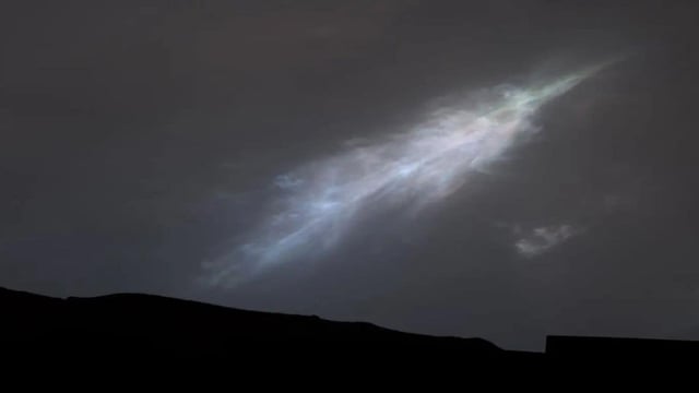 NASA's Curiosity rover captures a feather-shaped, iridescent cloud in the Martian sky.