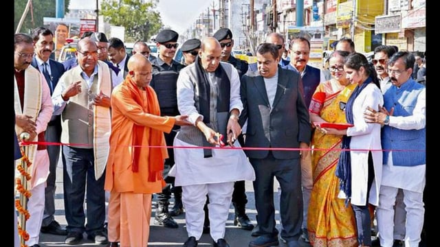Union ministers Rajnath Singh, Nitin Gadkari and Uttar Pradesh chief minister Yogi Adityanath inaugurate the Munshipulia and Khurram Nagar flyovers worth ₹440 crore, in Lucknow on Friday. (ANI Photo)