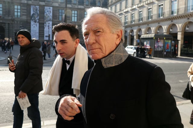L'animateur de télévision Jordan De Luxe et William Leymergie devant le Conseil d'Etat, qui examine le recours C8 et NRJ12 contre les décisions de l'Arcom, à Paris le 14 février 2025.