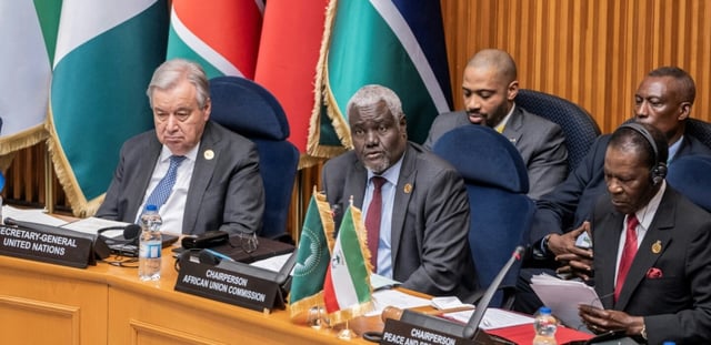 (De gauche à droite) Le secrétaire général des Nations unies, Antonio Guterres, le président de la Commission de l'Union africaine, Moussa Faki, et le président de la Guinée équatoriale, Teodoro Obiang Nguema Mbasogo, assistent à la réunion du Conseil de paix et de sécurité de l'Union africaine (UA) à Addis-Abeba, le 14 février 2025