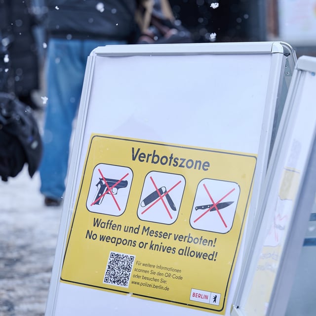 Ein Schild mit der Aufschrift „Verbotszone“ steht auf dem Berliner Leopoldplatz.