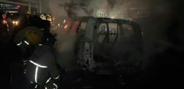 Beyrouth: des pompiers éteignent les flammes de voitures incendiées sur la route de l’aéroport
