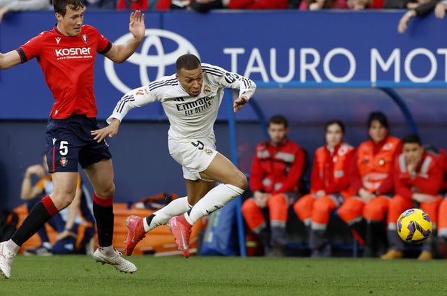 Soccer Football - LaLiga - Osasuna v Real Madrid - El Sadar Stadium, Pamplona, Spain - February 15, 2025 Osasuna's Jorge Herrando in action with Real Madrid's Kylian Mbappe REUTERS/Vincent West