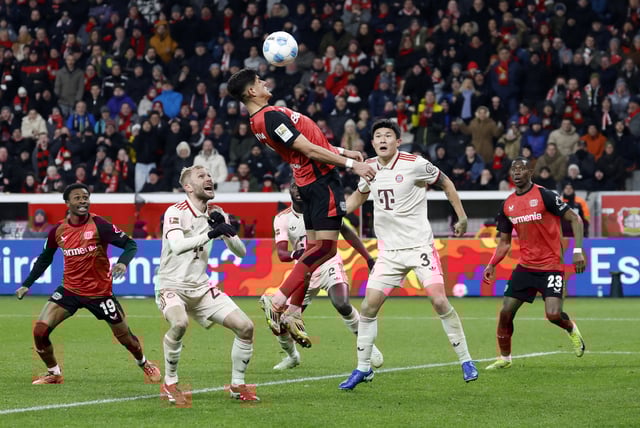Soccer Football - Bundesliga - Bayer Leverkusen v Bayern Munich - BayArena, Leverkusen, Germany - February 15, 2025 Bayer Leverkusen's Piero Hincapie in action with Bayern Munich's Konrad Laimer and Kim Min-jae REUTERS/Heiko Becker
